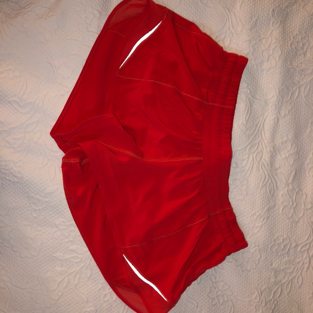 Lululemon hotty hot II *2.5” Carnation Red shorts